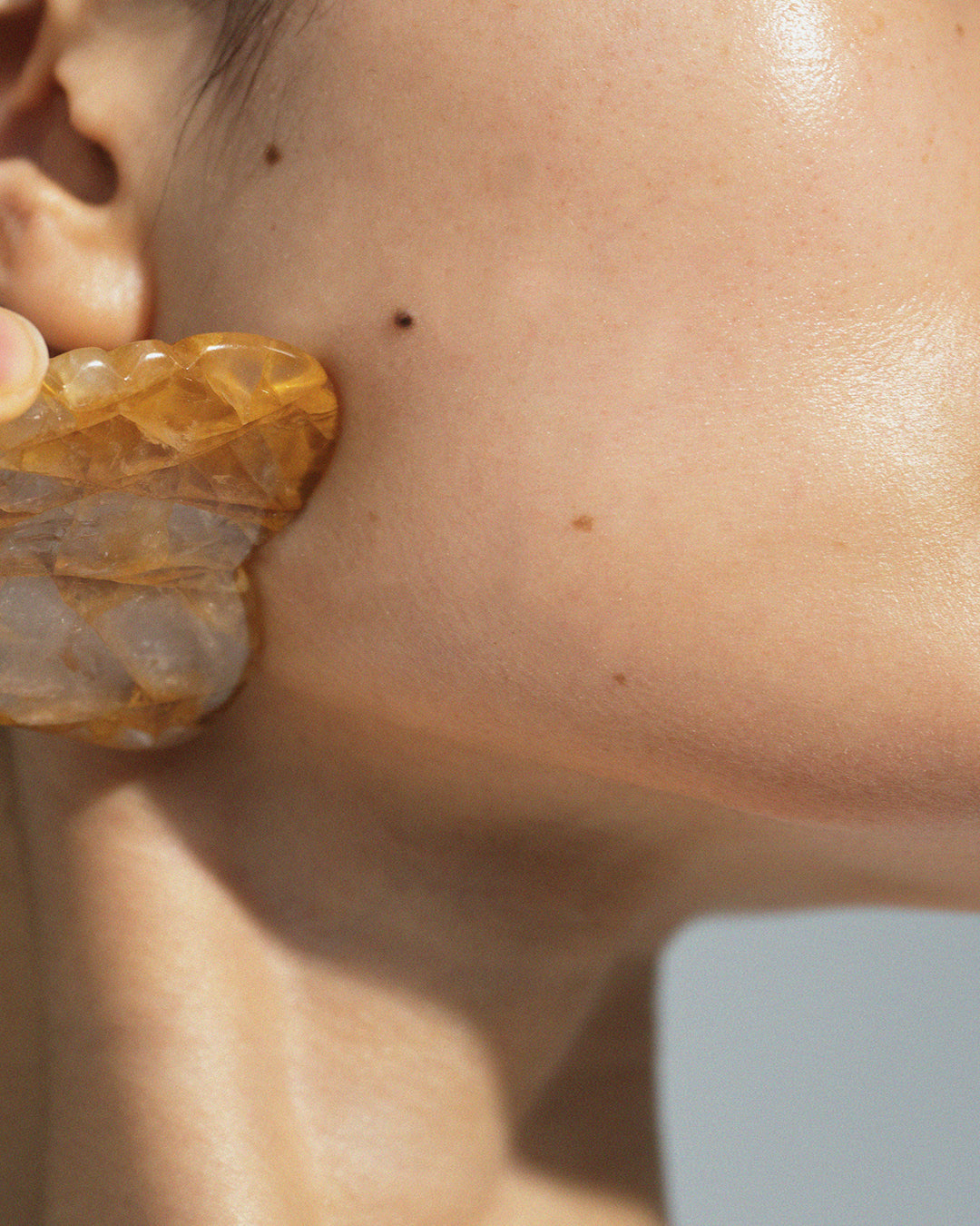 Woods Copenhagen Sculpting Face Gua Sha – håndholdt ansigtstool i sten